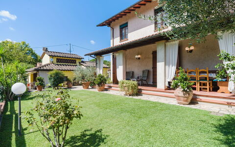 Casa Lulù: Garden, Home, Lawn, Landscaping, Hacienda, Backyard, Yard, Estate, Shade, Balcony