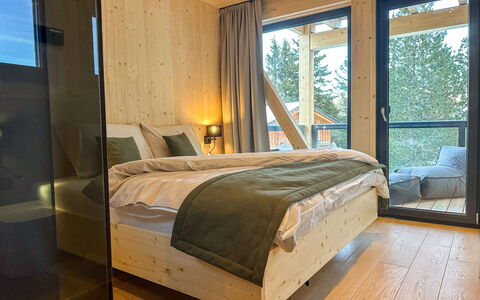 Großveitsch 605: Wood, Bedroom, Interior Design, Flooring, Room, Floor, Bed, Ceiling, Bedding, Hardwood