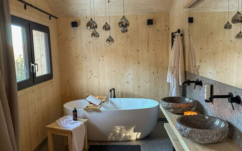 Großveitsch 605: Flooring, Plumbing Fixture, Wood, Interior Design, Floor, Bathroom, Bathtub, Lighting, Tap, Ceiling