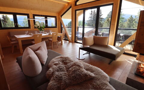 02 Nth050 18A Sup Chalet mit Sauna und Hot Tub 2 e: Wood, Cottage, Hardwood, Log Cabin, Chair, Wood Stain, Natural Material, Design, Lumber, Living Room