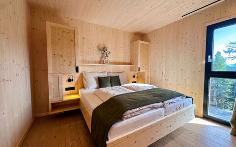 02 Nth050 18A Sup Chalet mit Sauna und Hot Tub 2 e: Bedroom, Hardwood, Wood Stain, Bed, Bed Frame, Bedding, Plank, Plywood, Wood Flooring, Hotel