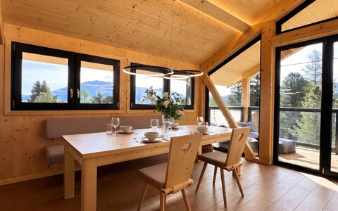 02 Nth050 18A Sup Chalet mit Sauna und Hot Tub 2 e: Wood, Interior Design, Ceiling, Room, Chair, Hardwood, Kitchen & Dining Room Table, Beam, Wood Stain, Natural Material