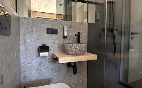 02 Nth050 18A Sup Chalet mit Sauna und Hot Tub 2 e: Wall, Plumbing Fixture, Flooring, Interior Design, Floor, Bathroom, Sink, Plumbing, Bathroom Sink, Tap