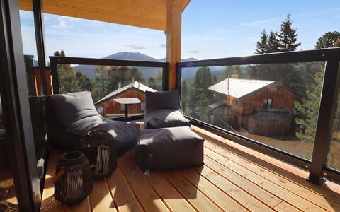 02 Nth050 18A Sup Chalet mit Sauna und Hot Tub 2 e: Wood, Hardwood, Porch, Wood Stain, Deck, Plank, Balcony, Shade, Chair, Lumber