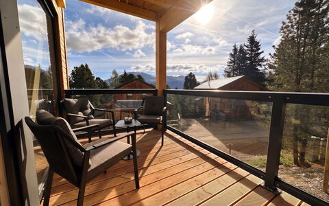 02 Nth050 18A Sup Chalet mit Sauna und Hot Tub 2 e: Wood, Porch, Hardwood, Deck, Balcony, Wood Stain, Handrail, Wood Flooring, Shade, Plank