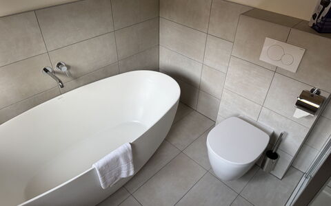 Großveitsch 607: Flooring, Bathroom, Wall, Plumbing Fixture, Floor, Interior Design, Toilet, Plumbing, Tile, Composite Material