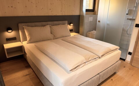 02 Nth055 18F Sup Chalet mit Sauna und Hot Tub 2 e: Bedroom, Bed, Bed Frame, Bedding, Room, Bed Sheet, Hardwood, Pillow, Mattress, Wood Stain