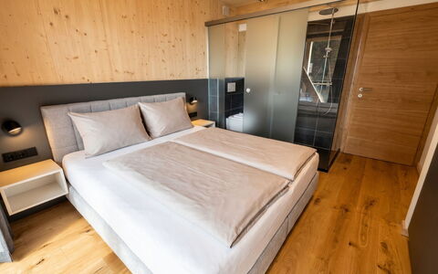 02 Nth055 18F Sup Chalet mit Sauna und Hot Tub 2 e: Bedroom, Bed, Bed Frame, Room, Bedding, Hardwood, Wood Stain, Bed Sheet, Mattress, Wood Flooring