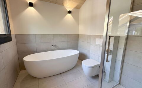 02 Nth055 18F Sup Chalet mit Sauna und Hot Tub 2 e: Flooring, Floor, Wall, Plumbing Fixture, Interior Design, Bathroom, Bathtub, Plumbing, Tile, Tap