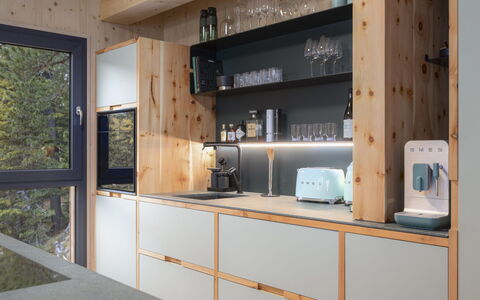 03 Nth032 Deluxe Chalet mit Sauna und Hot Tub: Wood, Interior Design, Kitchen, Flooring, Furniture, Countertop, Lighting, Cabinetry, Ceiling, Floor