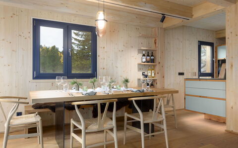 03 Nth032 Deluxe Chalet mit Sauna und Hot Tub: Furniture, Flooring, Wood, Interior Design, Floor, Table, Ceiling, Kitchen & Dining Room Table, Dining Room, Chair