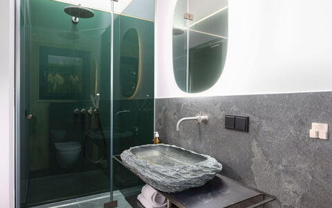 03 Nth032 Deluxe Chalet mit Sauna und Hot Tub: Interior Design, Plumbing Fixture, Mirror, Lighting, Tap, Sink, Light Fixture, Plumbing, Bathroom, Bathroom Sink