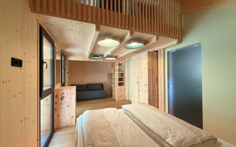 03 Nth032 Deluxe Chalet mit Sauna und Hot Tub: Wood, Interior Design, Ceiling, Bedroom, Floor, Flooring, Room, Bed, Wood Stain, Hardwood