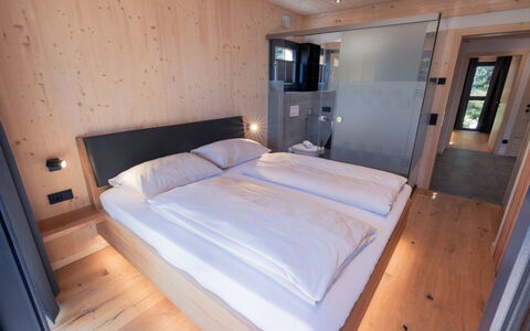 02 Nth030 Sup Chalet mit Sauna und Hot Tub 2 Etage: Bedroom, Bed Frame, Bed, Bedding, Bed Sheet, Hardwood, Wood Stain, Mattress, Hotel, Suite