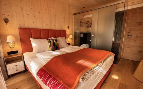 02 Nth056 18G Sup Chalet mit Sauna und Hot Tub 2 e: Furniture, Interior Design, Bedroom, Bed, Flooring, Wood, Floor, Bed Sheet, Bedding, Bed Frame