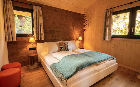 02 Nth056 18G Sup Chalet mit Sauna und Hot Tub 2 e: Wood, Interior Design, Bedroom, Bed, Furniture, Flooring, Floor, House, Home, Ceiling