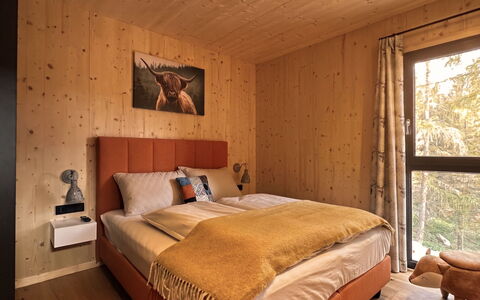 02 Nth056 18G Sup Chalet mit Sauna und Hot Tub 2 e: Bedroom, Bed, Furniture, Interior Design, Bed Sheet, Wood, Flooring, Floor, Bedding, Room