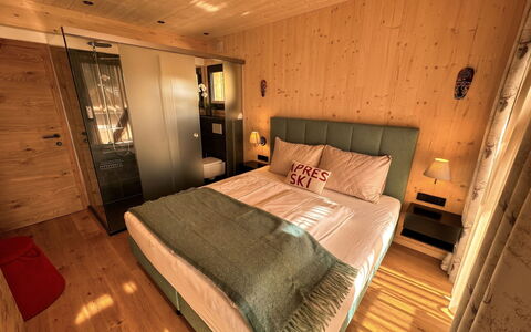 02 Nth056 18G Sup Chalet mit Sauna und Hot Tub 2 e: Interior Design, Furniture, Floor, Flooring, Bed, Bedroom, Wood, Bed Sheet, Room, Bedding