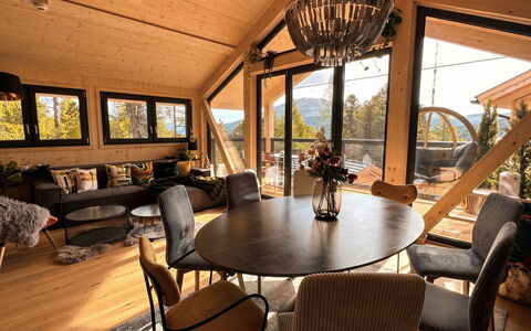 02 Nth056 18G Sup Chalet mit Sauna und Hot Tub 2 e: Furniture, Interior Design, Wood, Ceiling, Flooring, Floor, Chair, Lighting, Living Room, Light Fixture