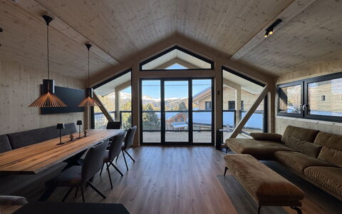 02 Nth052 18C Sup Chalet mit Sauna und Hot Tub 2 e: House, Shrub, Home, Residential Area, Estate, Cottage, Hacienda, Yard, Shade, Lawn