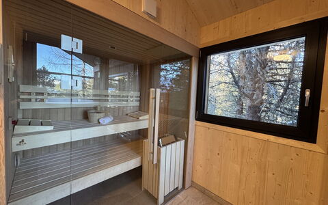 02 Nth052 18C Sup Chalet mit Sauna und Hot Tub 2 e: House, Shrub, Home, Residential Area, Estate, Cottage, Hacienda, Yard, Shade, Lawn
