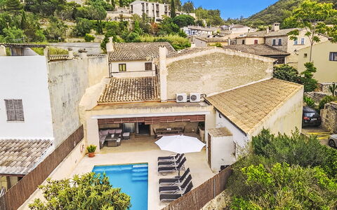 Can Tianet: House, Shrub, Home, Residential Area, Estate, Cottage, Hacienda, Yard, Shade, Lawn