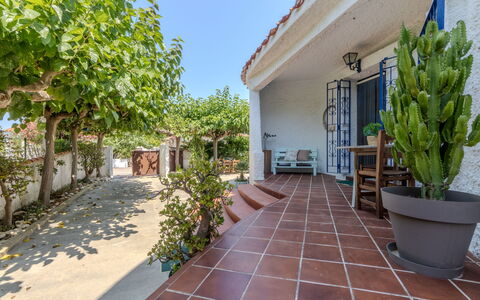 Villa Pipa: House, Shrub, Home, Residential Area, Estate, Cottage, Hacienda, Yard, Shade, Lawn