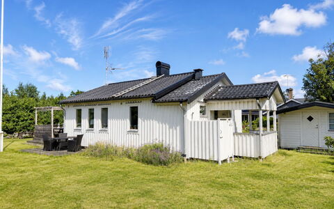 Havsdrömmen: House, Shrub, Home, Residential Area, Estate, Cottage, Hacienda, Yard, Shade, Lawn