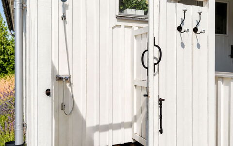 Havsdrömmen: House, Shrub, Home, Residential Area, Estate, Cottage, Hacienda, Yard, Shade, Lawn
