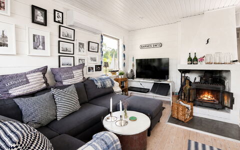 Havsdrömmen: House, Shrub, Home, Residential Area, Estate, Cottage, Hacienda, Yard, Shade, Lawn
