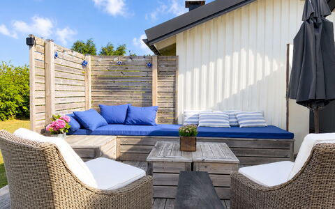 Havsdrömmen: House, Shrub, Home, Residential Area, Estate, Cottage, Hacienda, Yard, Shade, Lawn