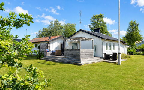 Havsdrömmen: House, Shrub, Home, Residential Area, Estate, Cottage, Hacienda, Yard, Shade, Lawn