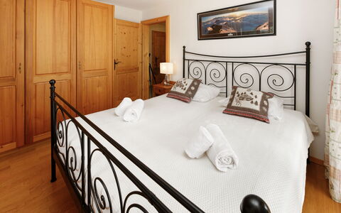 Prima 1084: Furniture, Bed, Interior Design, Bedroom, Flooring, Wood, Floor, Bed Sheet, Room, Bedding