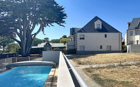 Les Sylphes: Roof, Home, Estate, Daylighting, Swimming Pool, Villa, Shadow