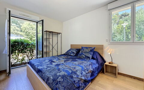 Les Sylphes: Bed, Interior Design, Furniture, Bedroom, Room, Flooring, Bed Sheet, Floor, Wood, Bedding