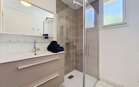 Les Sylphes: Flooring, Floor, Interior Design, Plumbing Fixture, Bathroom, Bathroom Cabinet, Mirror, Plumbing, Door, Bathroom Sink