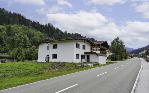 Auffach 602: House, Home, Roof, Residential Area, Landscape, Asphalt, Human Settlement, Cottage, Rural Area, Hill Station