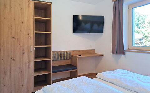 Auffach 602: Wood, Interior Design, Bed, Flooring, Bedroom, Floor, Bed Frame, Furniture, Wood Stain, Room
