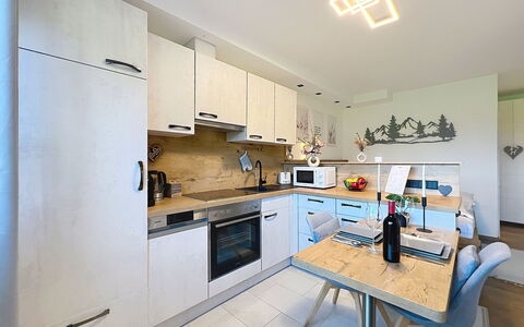 Des Kaisers Kleines Reich: Kitchen, Countertop, Interior Design, Kitchen Appliance, Furniture, Flooring, Cabinetry, Wood, Ceiling, Major Appliance