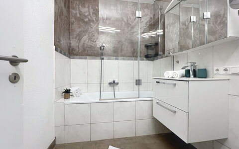Des Kaisers Kleines Reich: Flooring, Plumbing Fixture, Interior Design, Floor, Bathroom, Sink, Tap, Tile, Plumbing, Bathroom Cabinet