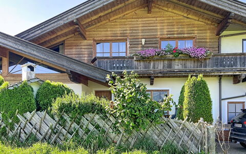 Des Kaisers Kleines Reich: Building, House, Home, Roof, Shrub, Cottage, Residential Area, Garden, Groundcover