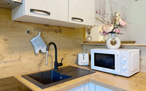 Des Kaisers Kleines Reich: Kitchen Appliance, Kitchen, Countertop, Major Appliance, Kitchen Sink, Cabinetry, Wood, Home Appliance, Flooring, Interior Design