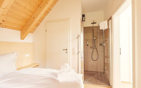 Niederwölz 602: Home, Bedroom, Hardwood, Wood Stain, Bedding, Bed, Hotel, Bed Sheet, Wood Flooring, Villa