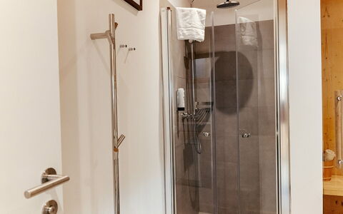 Niederwölz 605: Flooring, Plumbing Fixture, Floor, Bathroom, Interior Design, Plumbing, Shower, Shower Door, Door, Apartment