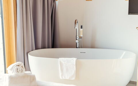 Niederwölz 606: Interior Design, Bathtub, Lighting, Plumbing Fixture, Bathroom, Home, Plumbing, Curtain, Tap, Design