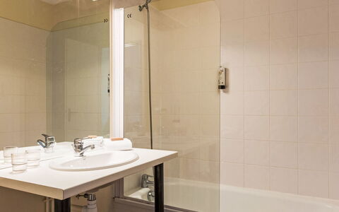 Barbaste 602: Flooring, Interior Design, Wall, Plumbing Fixture, Floor, Bathroom, Bathroom Sink, Sink, Room, Tap