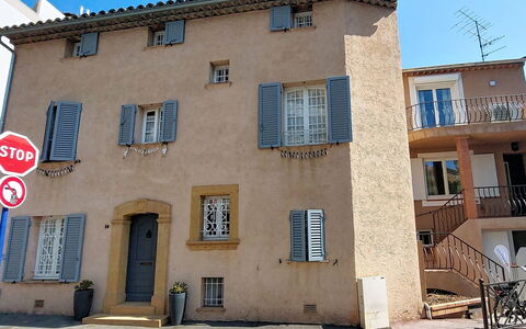 Maison Lou Oustaou: Wall, Window, Building, Facade, Door, Town, Neighbourhood, Architecture, House, Residential Area