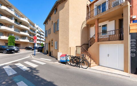 Maison Lou Oustaou: Building, Window, Residential Area, Road Surface, Town, Neighbourhood, Facade, Apartment, Architecture, Street