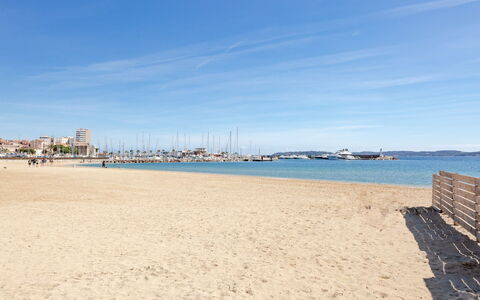 Maison Lou Oustaou: Water, Body Of Water, Beach, Coast, Coastal And Oceanic Landforms, Horizon, Summer, Sand, Sea, Shore