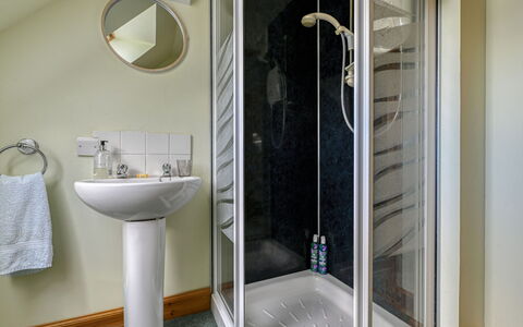 Bunloit Loft: Wall, Flooring, Bathroom, Floor, Plumbing Fixture, Interior Design, Shower, Room, Shower Door, Plumbing